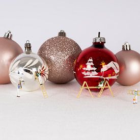 Painting Christmas baubles by LUNA Fotografie