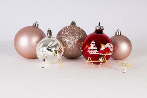Painting Christmas baubles by LUNA Fotografie