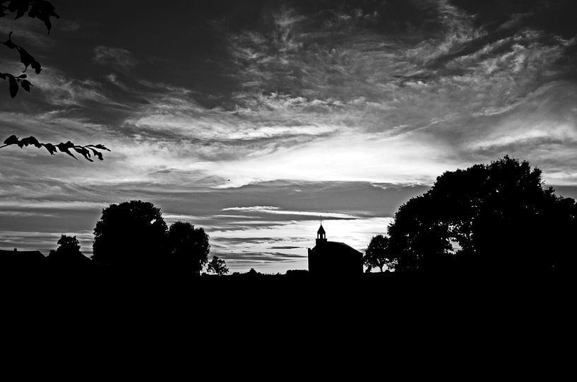 Silhouet van kerkje tijdens zonsondergang in zwart wit par Marcel Rommens