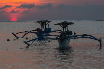  Traditionele Balinese boten (Jukung) bij zonsondergang van Willem Vernes