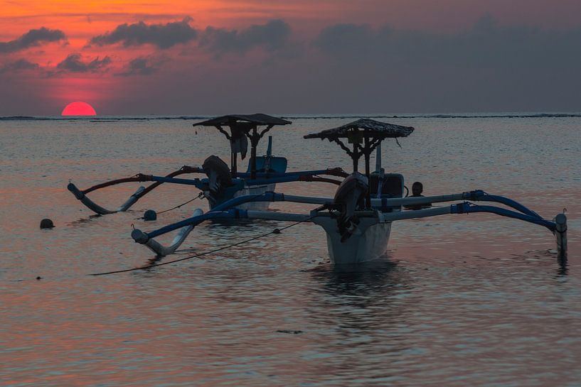  Traditionele Balinese boten (Jukung) bij zonsondergang von Willem Vernes