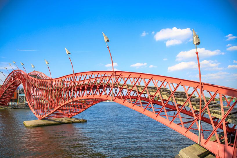 Pytonbrug in Amsterdam van Omri Raviv