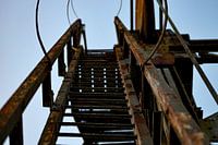 Escaliers sur un vieux pont rouillé