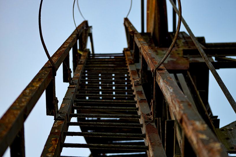 Escaliers sur un vieux pont rouillé par Ken Huysmans