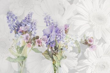 Stilleven met bloemen. Blauwe druifjes en Viooltjes. van Alie Ekkelenkamp