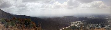 Zicht boven Los Angeles  van Tom Sinnaeve