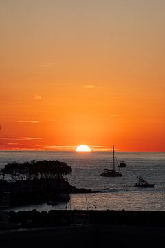 Les derniers rayons : coucher de soleil dans le port sur Joep Gräber