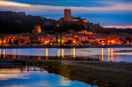 Zonsondergang boven de haven van de stad Gruissan