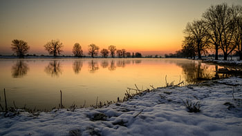 Juste avant le lever du soleil sur la Meuse, près de Grave