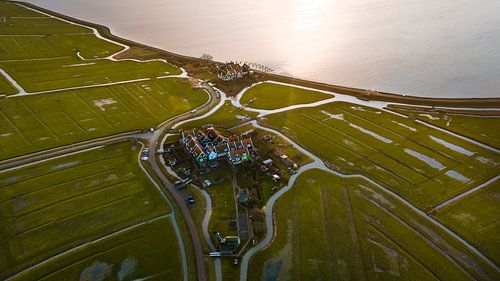 Luchtfoto van Marken en kronkelende sloten