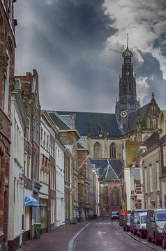 Gezicht op de St. Bavokerk in Haarlem, Jansstraat. van Don Fonzarelli
