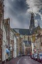 Gezicht op de St. Bavokerk in Haarlem, Jansstraat. van Don Fonzarelli thumbnail