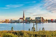 Uitzicht over de Warnow naar de Hanzestad Rostock bij avond van Rico Ködder thumbnail