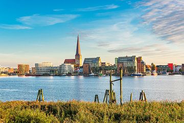 Uitzicht over de Warnow naar de Hanzestad Rostock bij avond