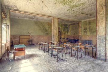 Vacances dans une école abandonnée en Suisse. sur Roman Robroek - Photos de bâtiments abandonnés