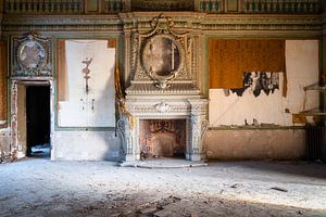 Verlassene Villa mit Kamin.