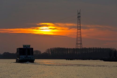 Zonsopkomst hoogspanningsmast Ridderkerk