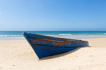 Oude boot op het strand van Frank Herrmann