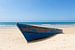 Altes Boot am Strand von Frank Herrmann