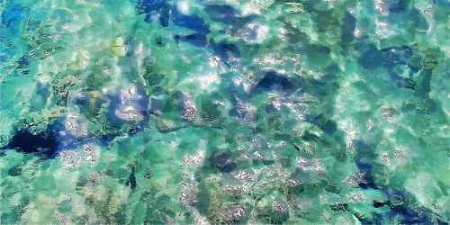 Digitale Malerei von schimmerndem Sonnenlicht auf klarem Meerwasser