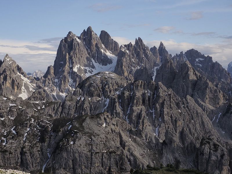 Photo de montagne spectaculaire des célèbres Trois Cimets dans les Dolomites - un motif intemporel pour tous les amoureux de la montagne. Des structures claires, des parois rocheuses impressionnantes et le décor alpin incomparable par Miriam Schwarzfischer Fotografie