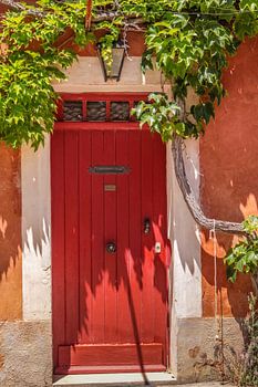 Rode deur in de oude stad van Roussillon