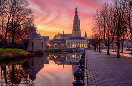 Ein einzigartiger und bunter Sonnenuntergang in Breda (NL)