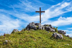 Top van de Prediktstuhl met kruis in Berchtesgadener Land van Rico Ködder