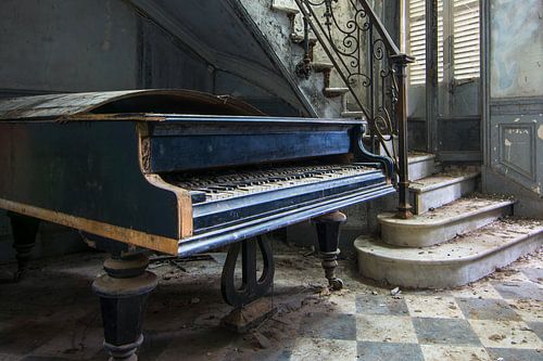 Wing under the stairs