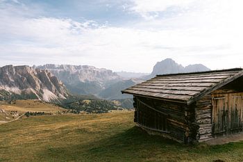 Une grange de montagne en bois typique dans un paysage de folie