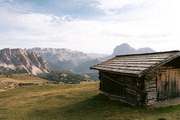 Een typische houten bergschuur in een waanzinnig landschap van Marit Hilarius
