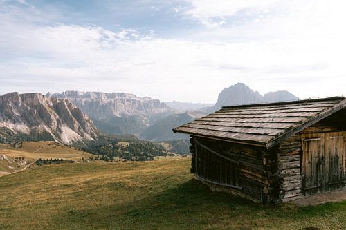 Une grange de montagne en bois typique dans un paysage de folie