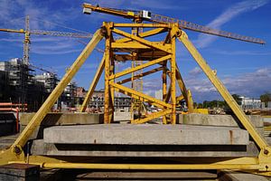 Démontage et montage d'une grue à treillis sur un grand chantier de construction de logements