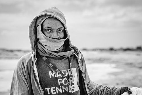 Zwart wit portret van Afrikaanse man op de zoutwinning van Sal Kaapverdië Afrika