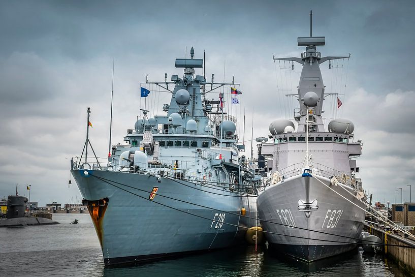 HNLMS Van Amstel (F831) by Bianca  Hinnen