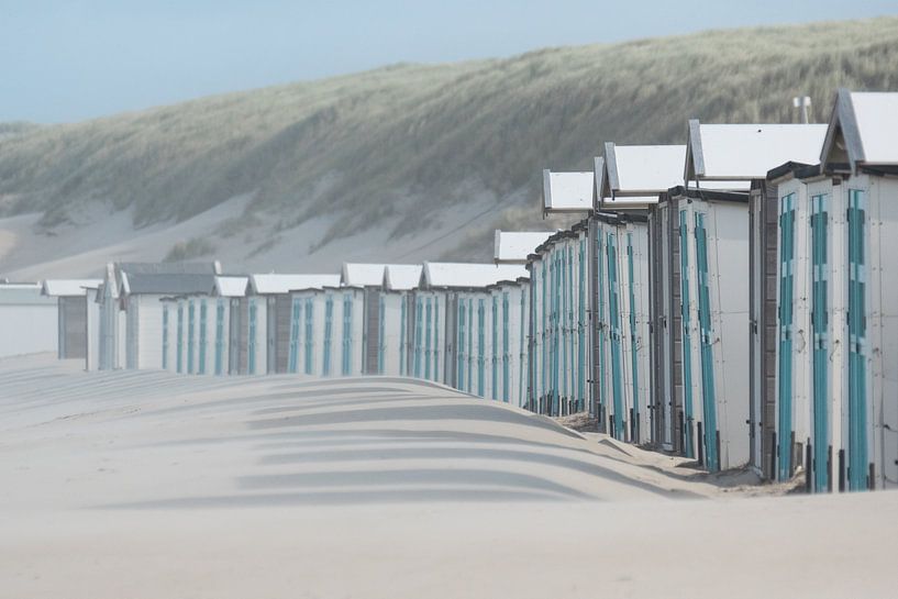 Blaue Strandhäuser an der Pol 17 am Nordseestrand von Texel. von Ron Poot