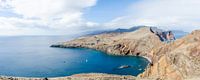 Helderblauwe baai op Ponta de São Lourenço met Madeira in de achtergrond