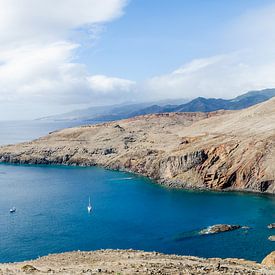 Helderblauwe baai op Ponta de São Lourenço met Madeira in de achtergrond von Bram van der Meer