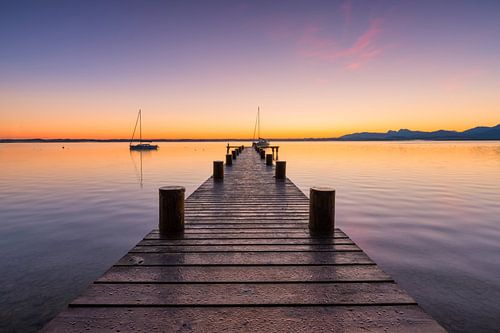Een rustige zonsopgang aan de Chiemsee in Opper-Beieren