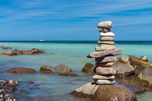 Steeple of stones on the Baltic Sea coast van Rico Ködder
