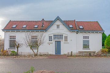 Das weiße Haus am Fluss Waal von Jurjen Jan Snikkenburg