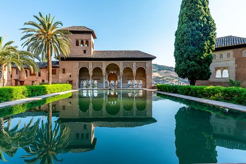 Alhambra weerspiegeld in vijver