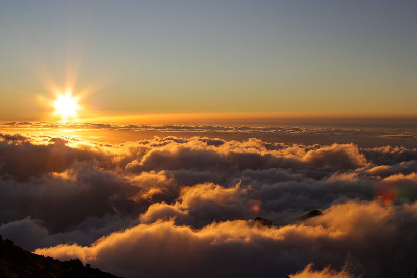 Madeira - Sonnenaufgang über den Wolken von Tobias Majewski