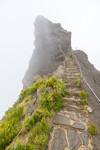 Chemin au-dessus des montagnes sur l'île de Madère au Pico do Arieiro sur Sjoerd van der Wal Photographie