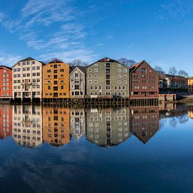 Gekleurde huizen aan  rivier Nidelva in Trondheim van Patrick van Emst