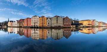 Gekleurde huizen aan  rivier Nidelva in Trondheim