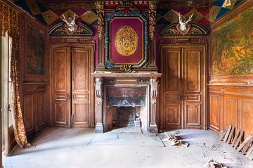 Verlassenes Zimmer aus Holz mit offenem Kamin. von Roman Robroek – Fotos verlassener Gebäude
