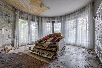 Piano in een verlaten plaats van Gentleman of Decay