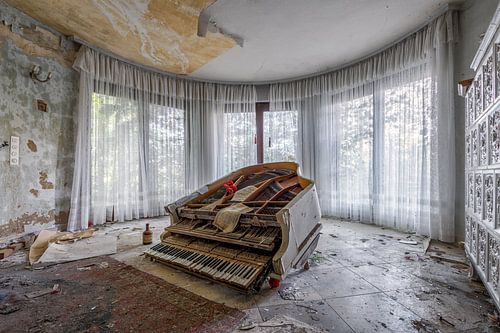 Piano in een verlaten plaats