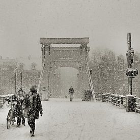 Magere brug in de sneeuw by Frank de Ridder
